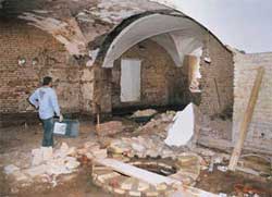 Sanierung der Kulturwirtschaft im Jahr 2000: Foyer mit Gewölbe und historischem Brunnen